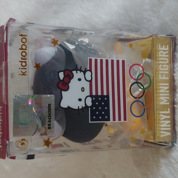 🇺🇸Olympic Hello Kitty USA Baseball Collectible kidrobot figurine - Picture 5 of 6